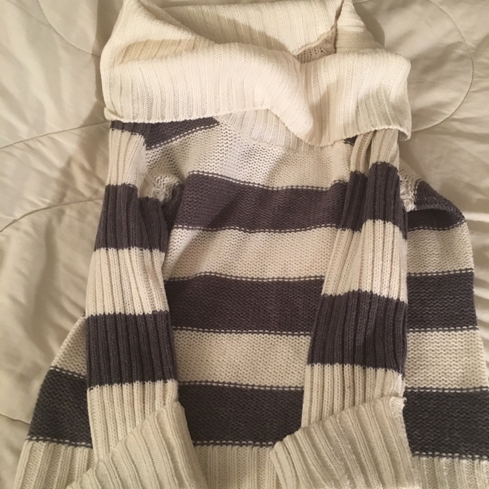 Long sleeve cowl neck sweater, size Large